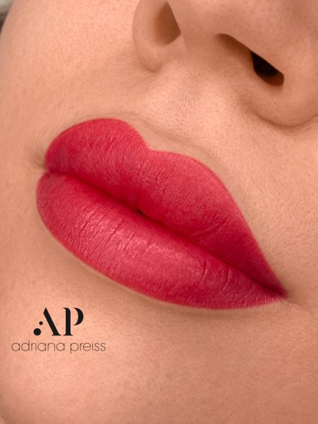 Micropigmentación de labios  que realza el color, define el contorno y aporta un acabado natural y duradero.